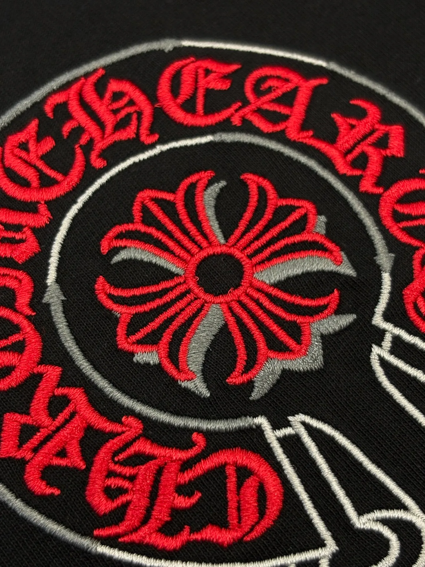 P150 [High Quality] Chrome Hearts New embroidered horseshoe logo brand logo on the front and rear panels are designed with heavy craftsmanship of 100,000 needle embroidery. High-end customized 32-count 280g fabric. Soft to the touch. Comfortable to wear. Exquisite stitching. Fine workmanship. The upper body effect is incomparably handsome! Same style for men and women, color: white, black size: S to xL